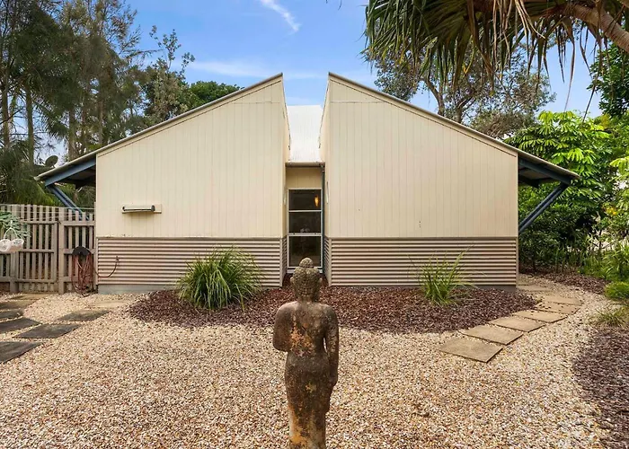Beach House At Tallows - Pet-Friendly 4 Bedroom Retreat Byron Bay